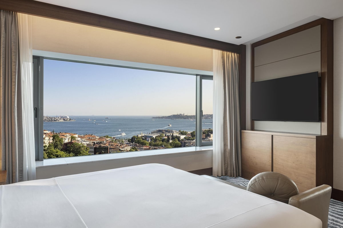 King Deluxe Room Conrad Istanbul Bosphorus image 8
