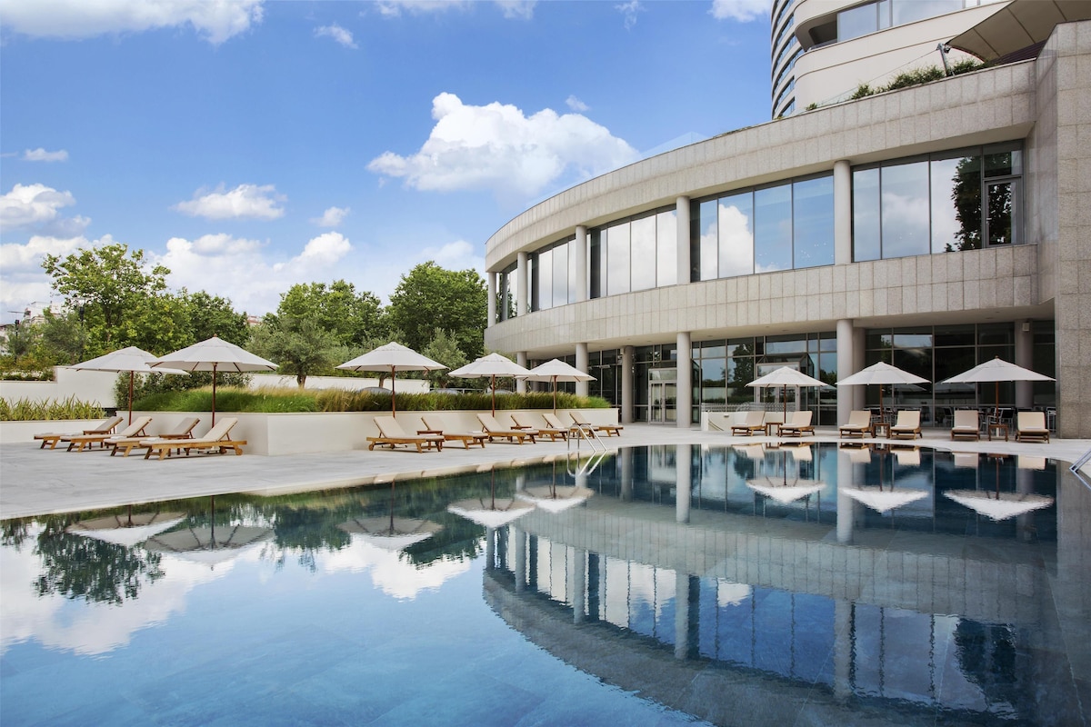 King Deluxe Room Conrad Istanbul Bosphorus image 9