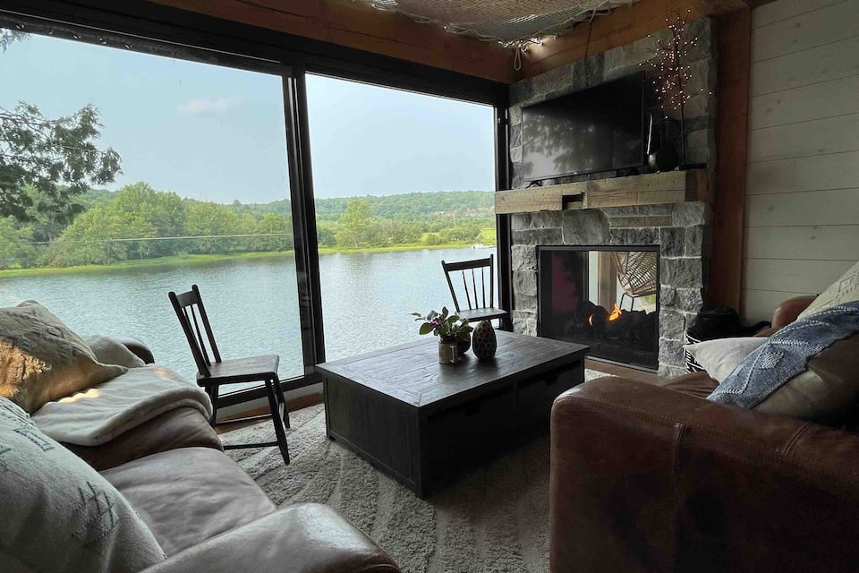 The Water’s Edge Unique Muskoka Treehouse image 9