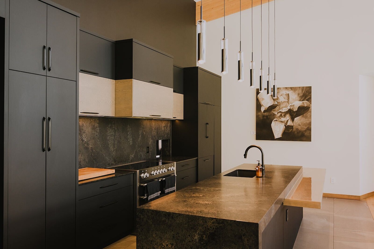 10-Bedroom Luxury Estate image 2