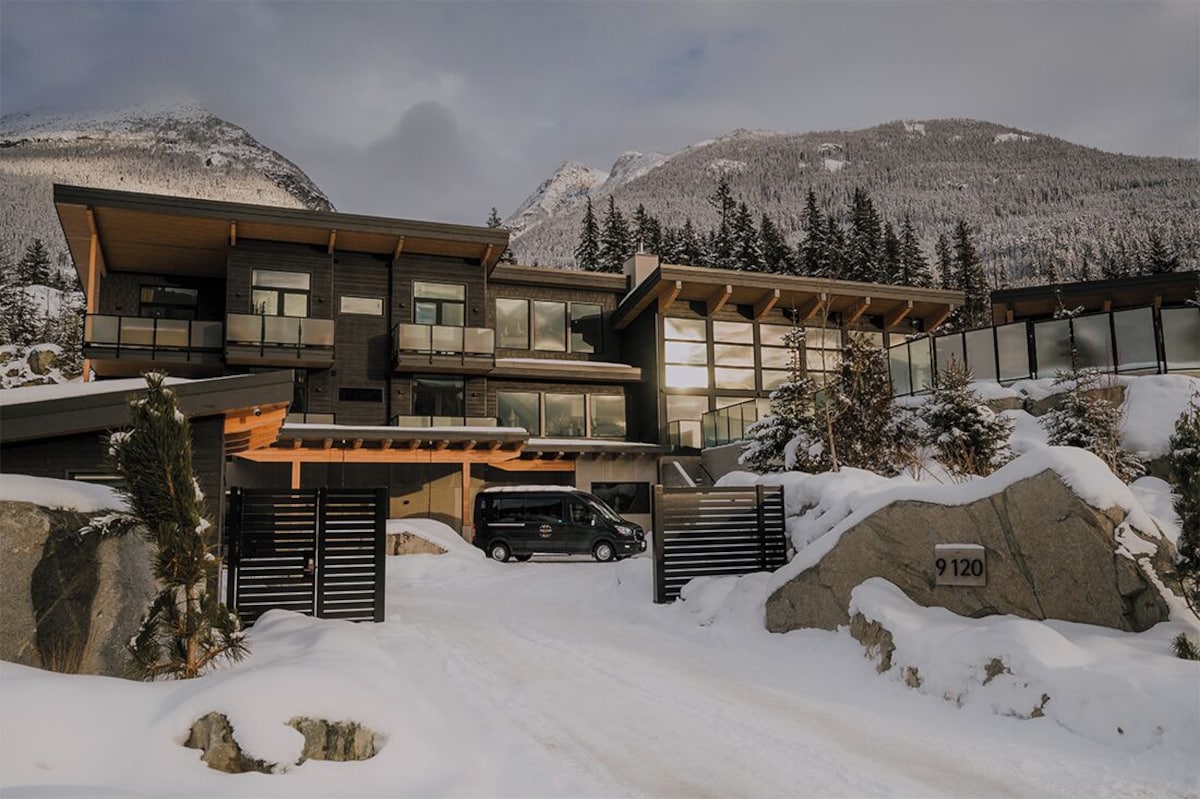 10-Bedroom Luxury Estate image 9