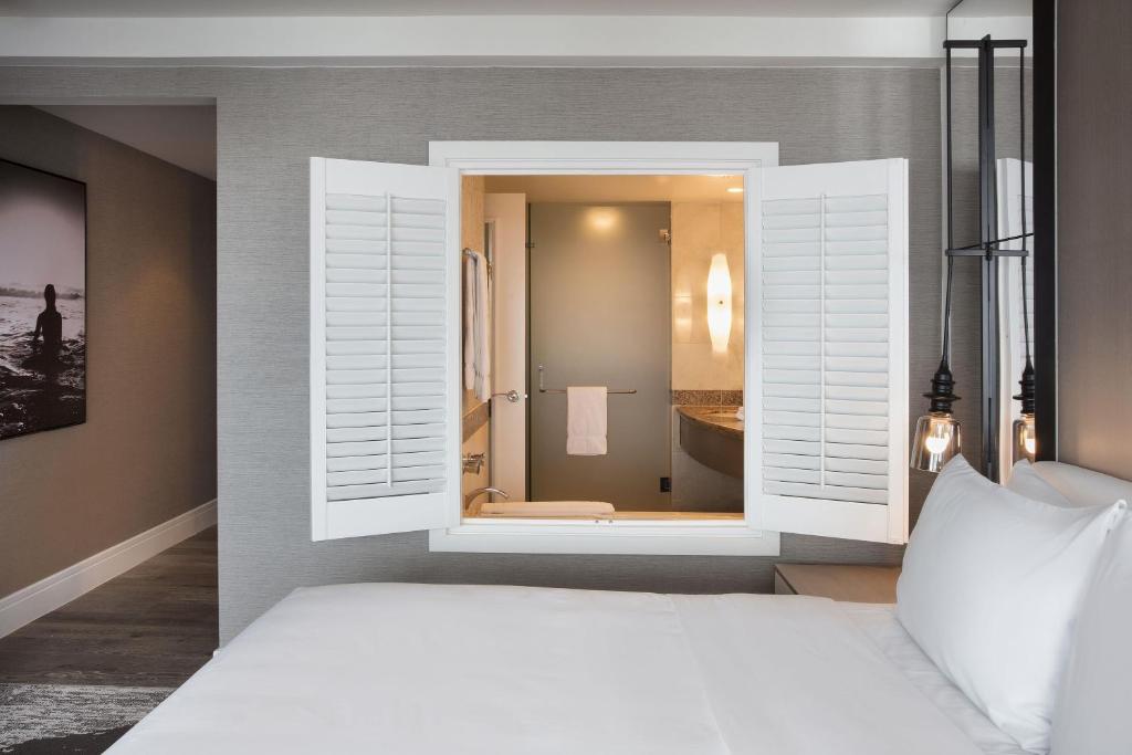 The Diplomat Beach Resort (King Room with Sunset View) image 9