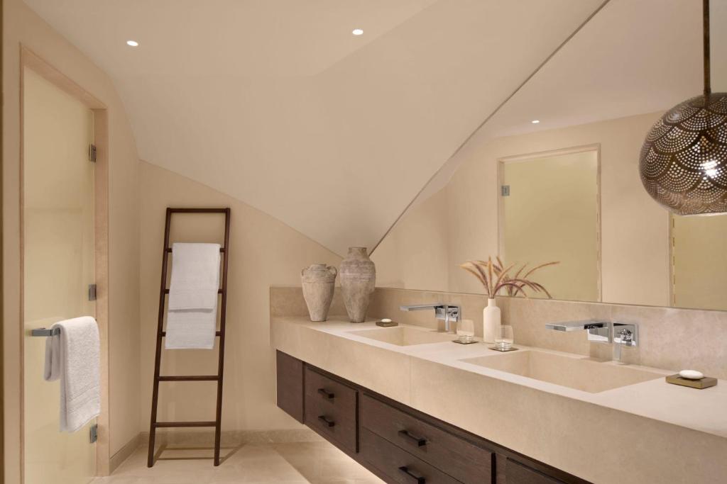 Nujuma, a Ritz-Carlton (One-Bedroom Water King Villa) image 5