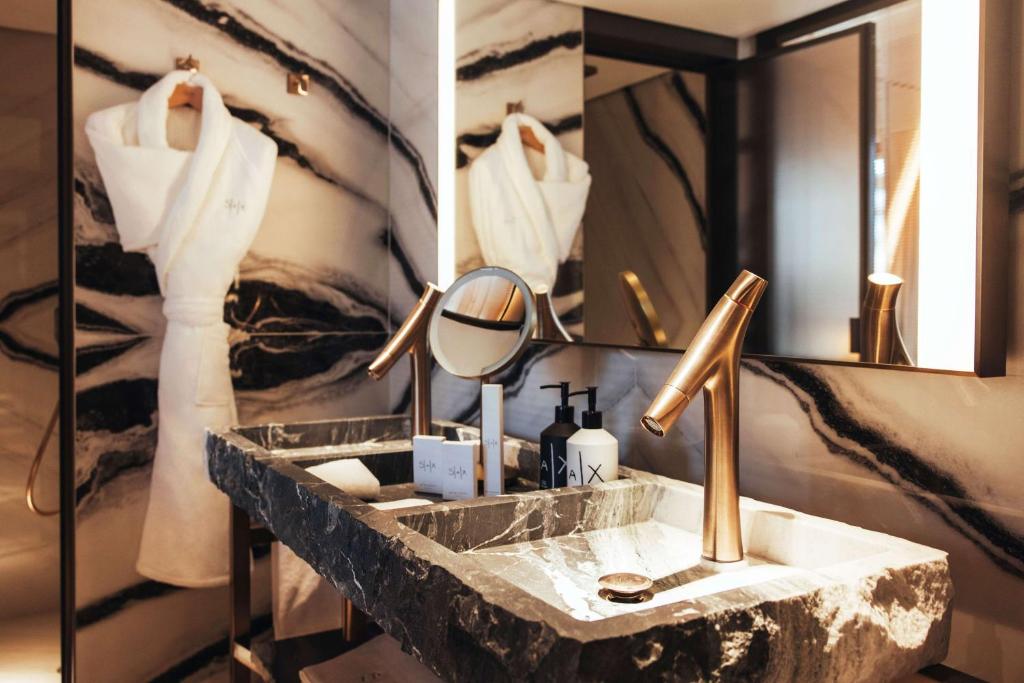 Hotel Sax Paris (Deluxe King Room) image 3