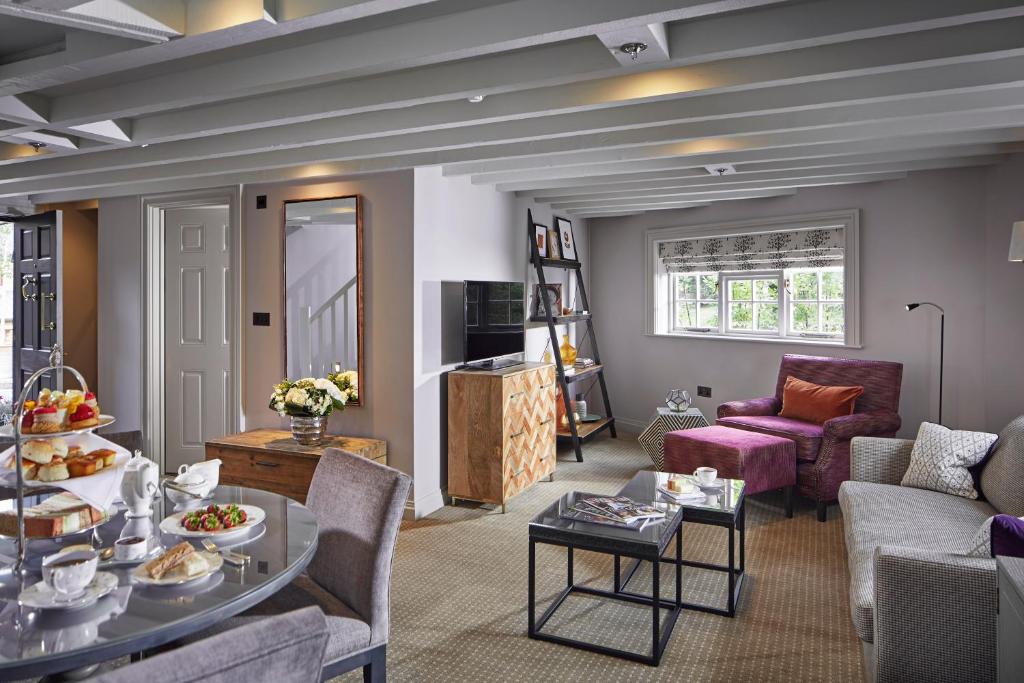 Pennyhill Park Hotel and Spa (Granary Suite) image 3