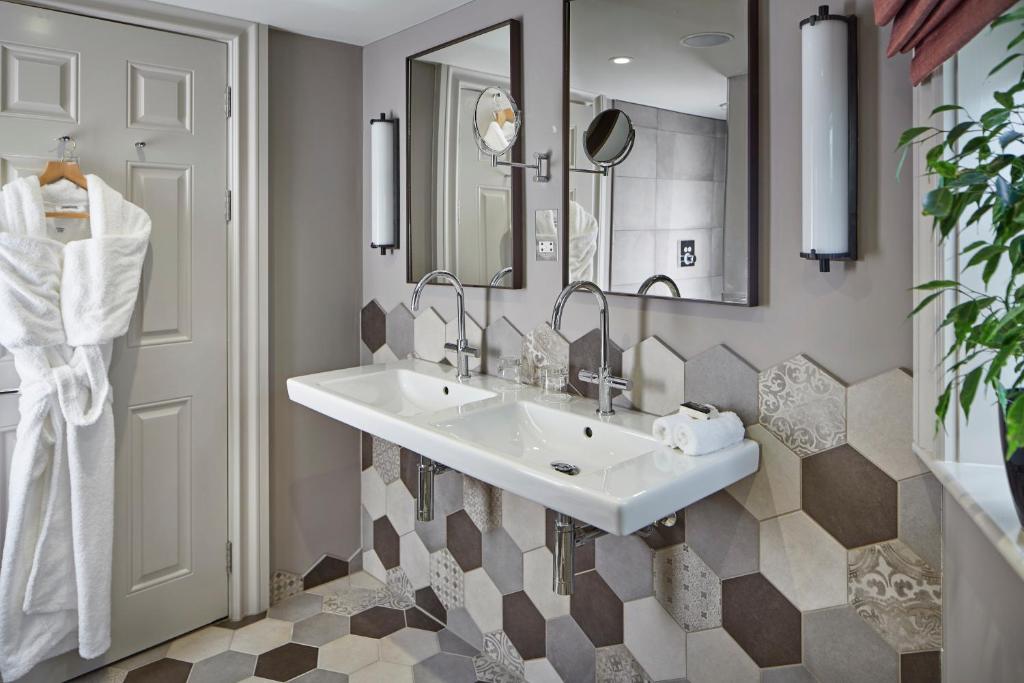 Pennyhill Park Hotel and Spa (Granary Suite) image 4
