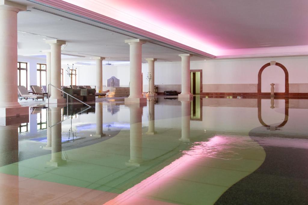 Pennyhill Park Hotel and Spa (Granary Suite) image 9