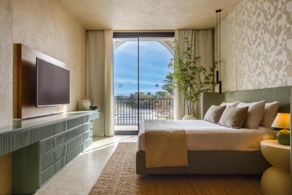 Deluxe Room Garden View Desert Rose image 9