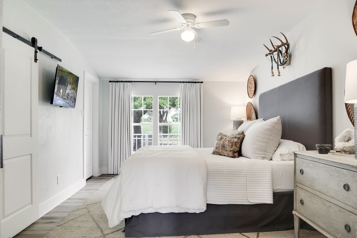 Luxury Round Top Farmhouse image 3