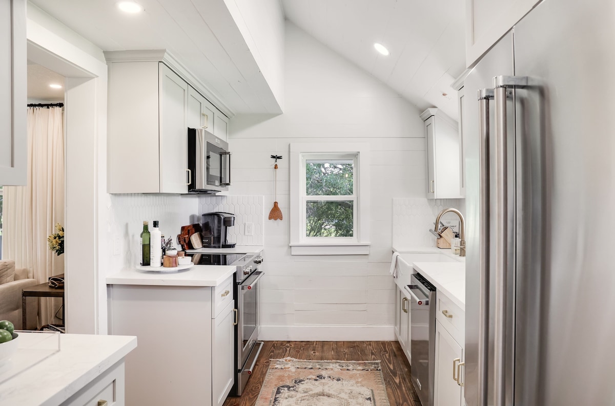 Luxury Round Top Farmhouse image 4