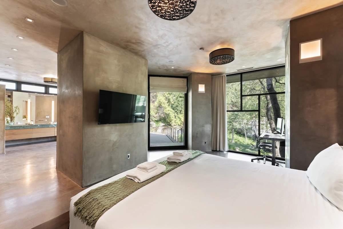 Lotus Falls Estate - Privacy, Luxury, and Full of Amenities. image 4