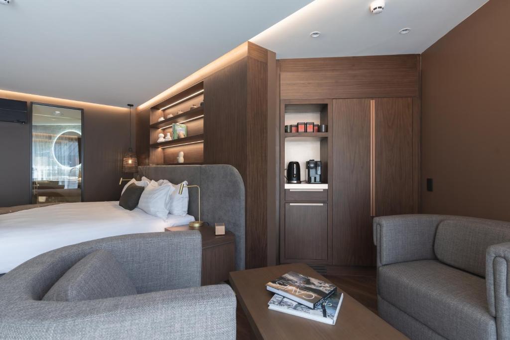 Coronet Ridge Resort (Deluxe Room) image 3