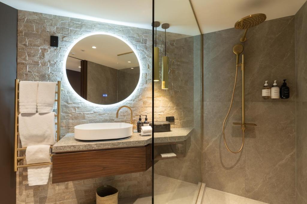 Coronet Ridge Resort (Deluxe Room) image 4
