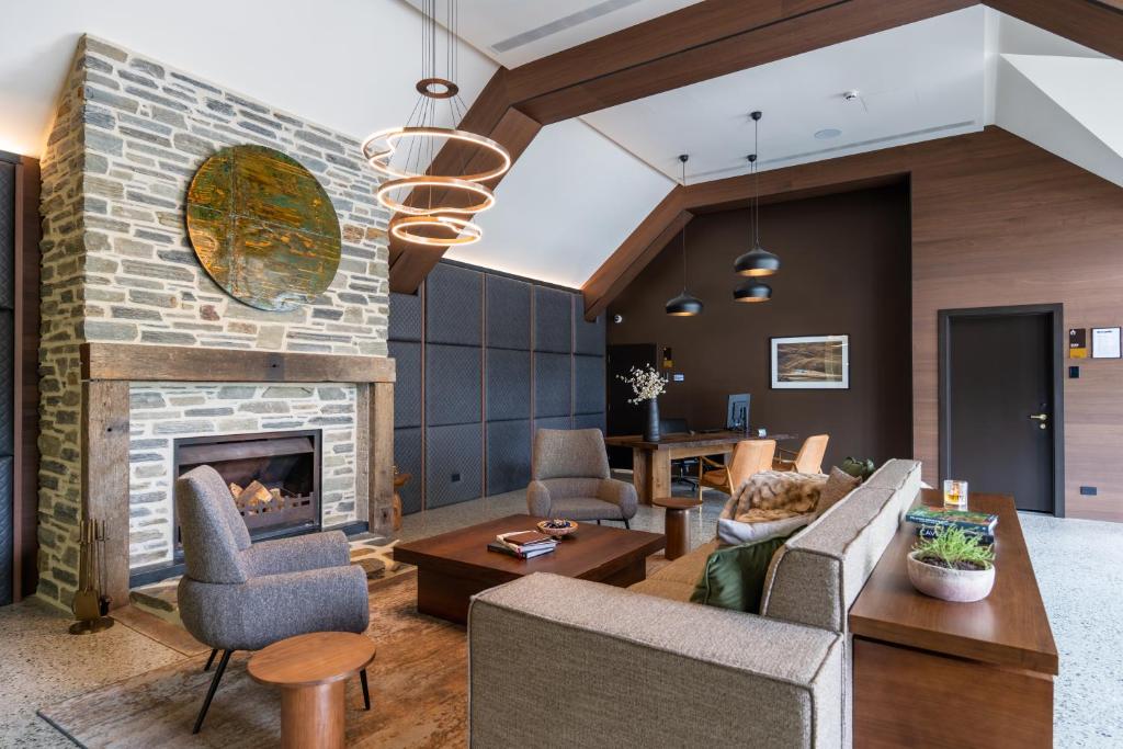 Coronet Ridge Resort (Deluxe Room) image 6