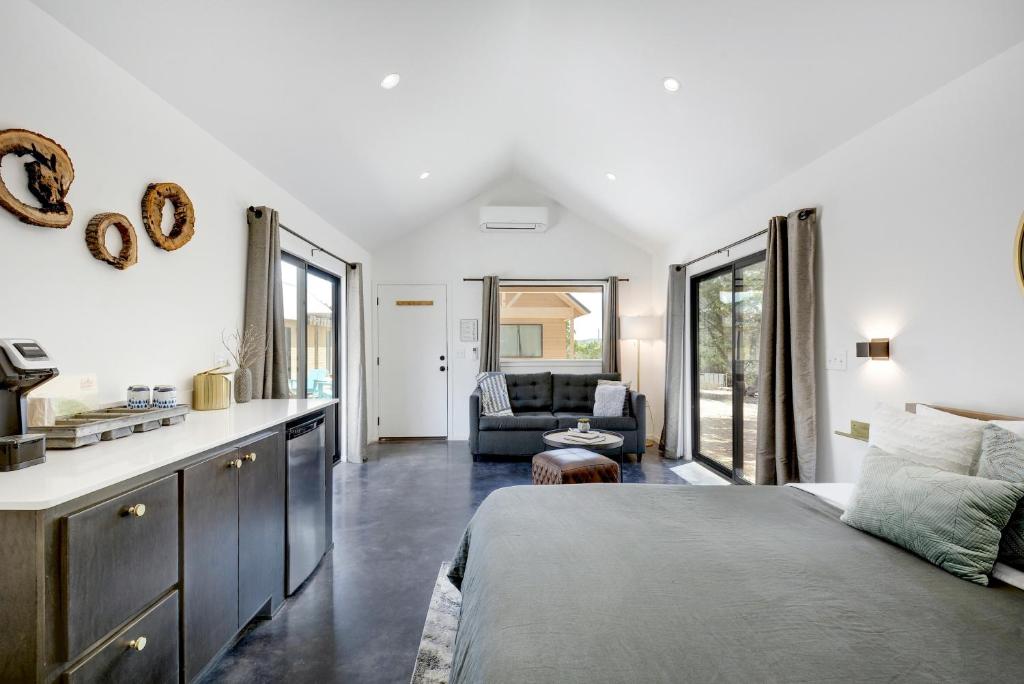 Lucky Arrow Retreat (Standard Queen Room) image 6