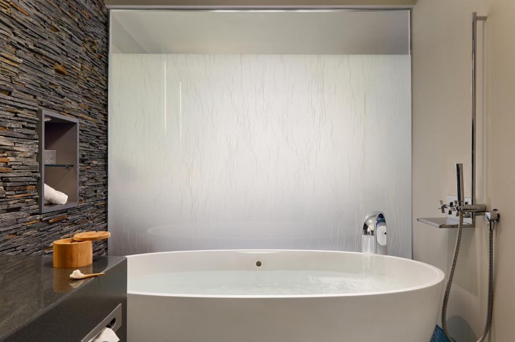 Cliff House Hotel (Deluxe Room with Balcony) image 3