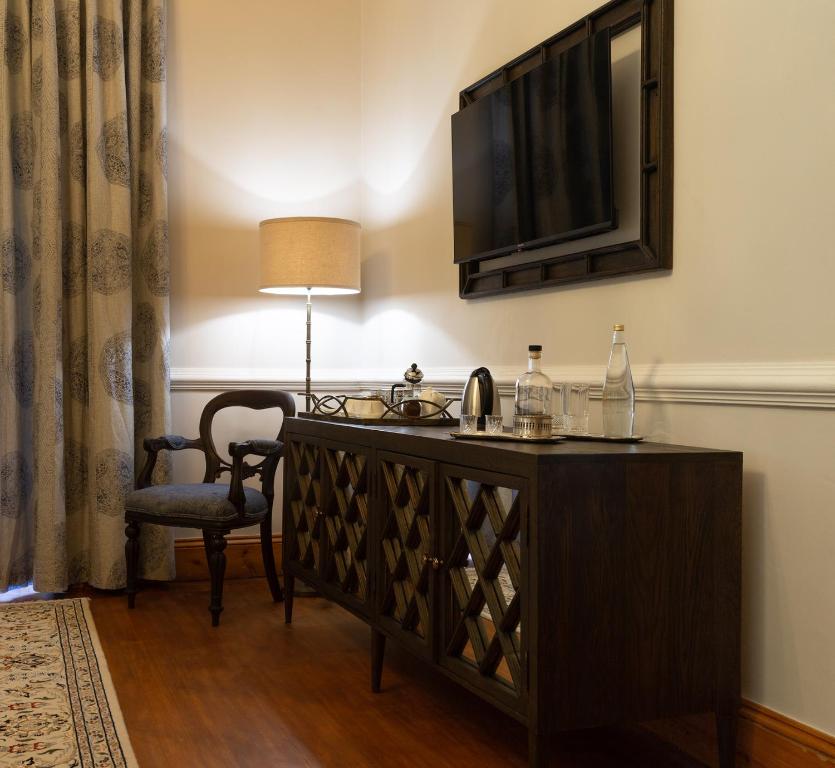 Hartford House (Luxury Suite) image 7