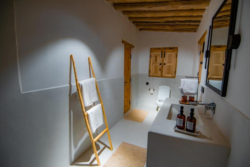Broq Resort (Deluxe King Room) image 5