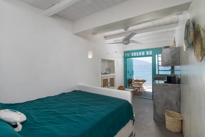 Turquoise Boathouse in Klima I image 7