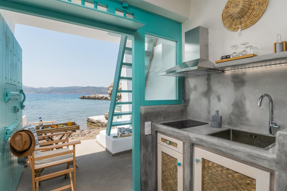 Turquoise Boathouse in Klima I image 10
