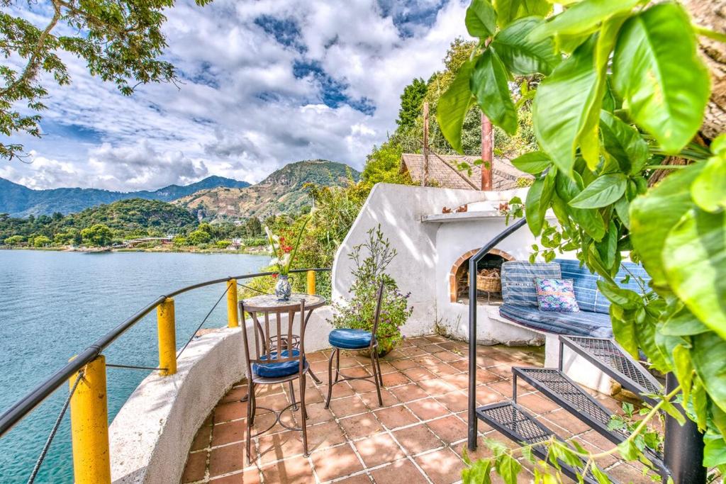 Casa Paloma - Lakefront - Waterfalls - Gardens image 6