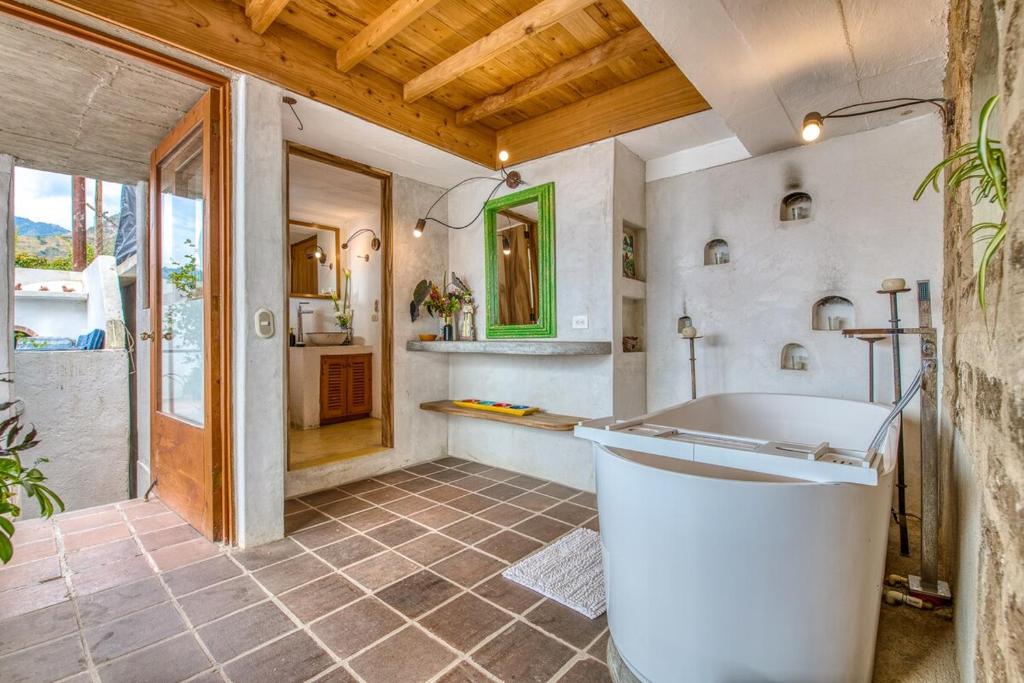 Casa Paloma - Lakefront - Waterfalls - Gardens image 8