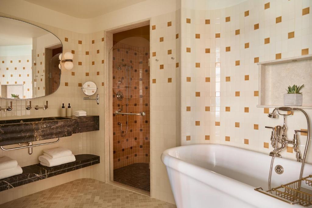 The Newman (One-Bedroom Terrace Suite) image 4