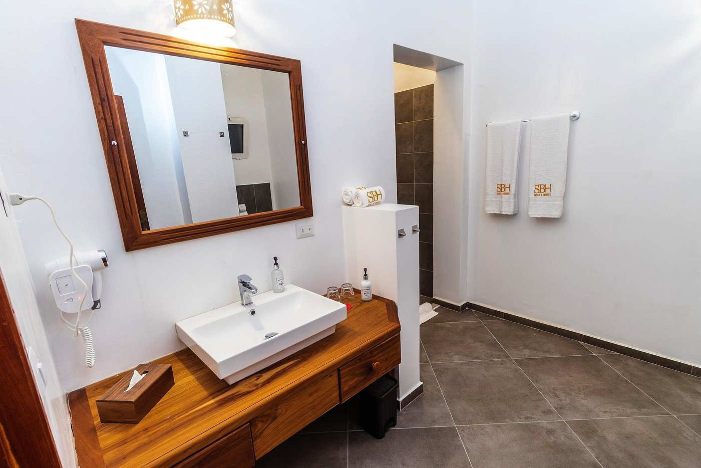 SBH Kilindini Resort (Deluxe Room) image 3