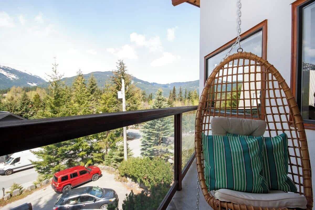 Family Friendly Chalet w/ hot tub & BBQ grill image 3