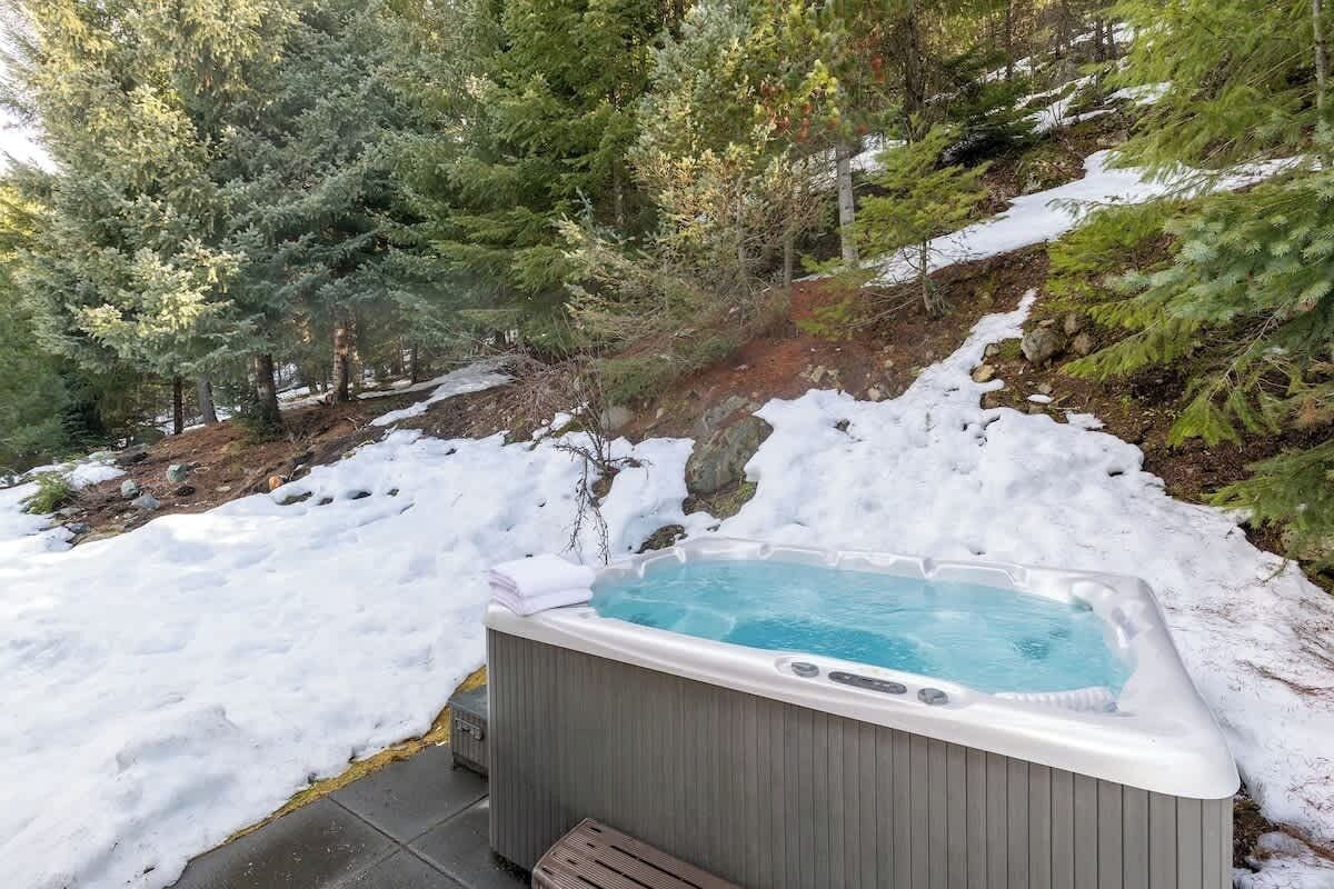 Family Friendly Chalet w/ hot tub & BBQ grill image 6