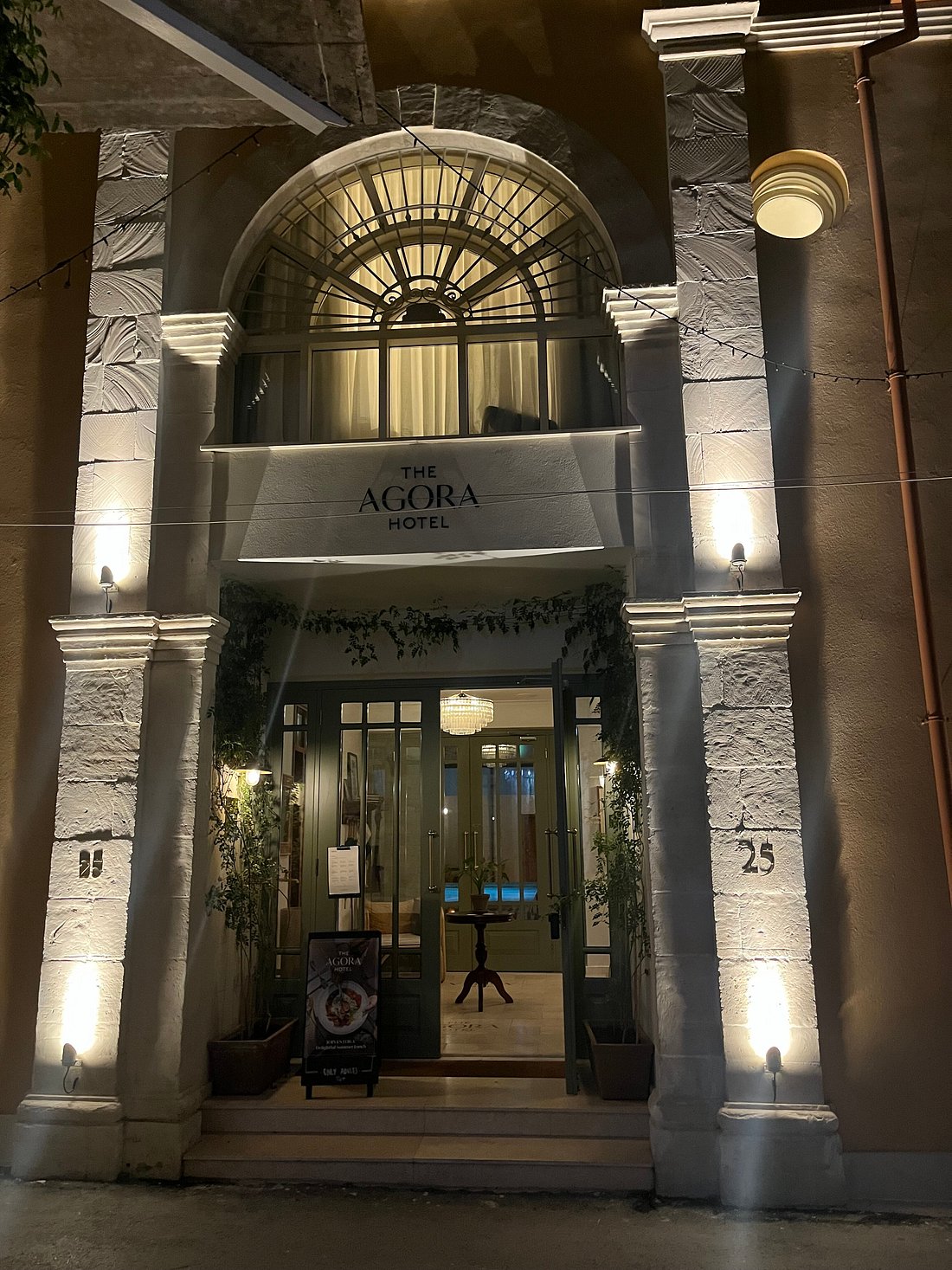 Agora Hotel (King Room) image 1