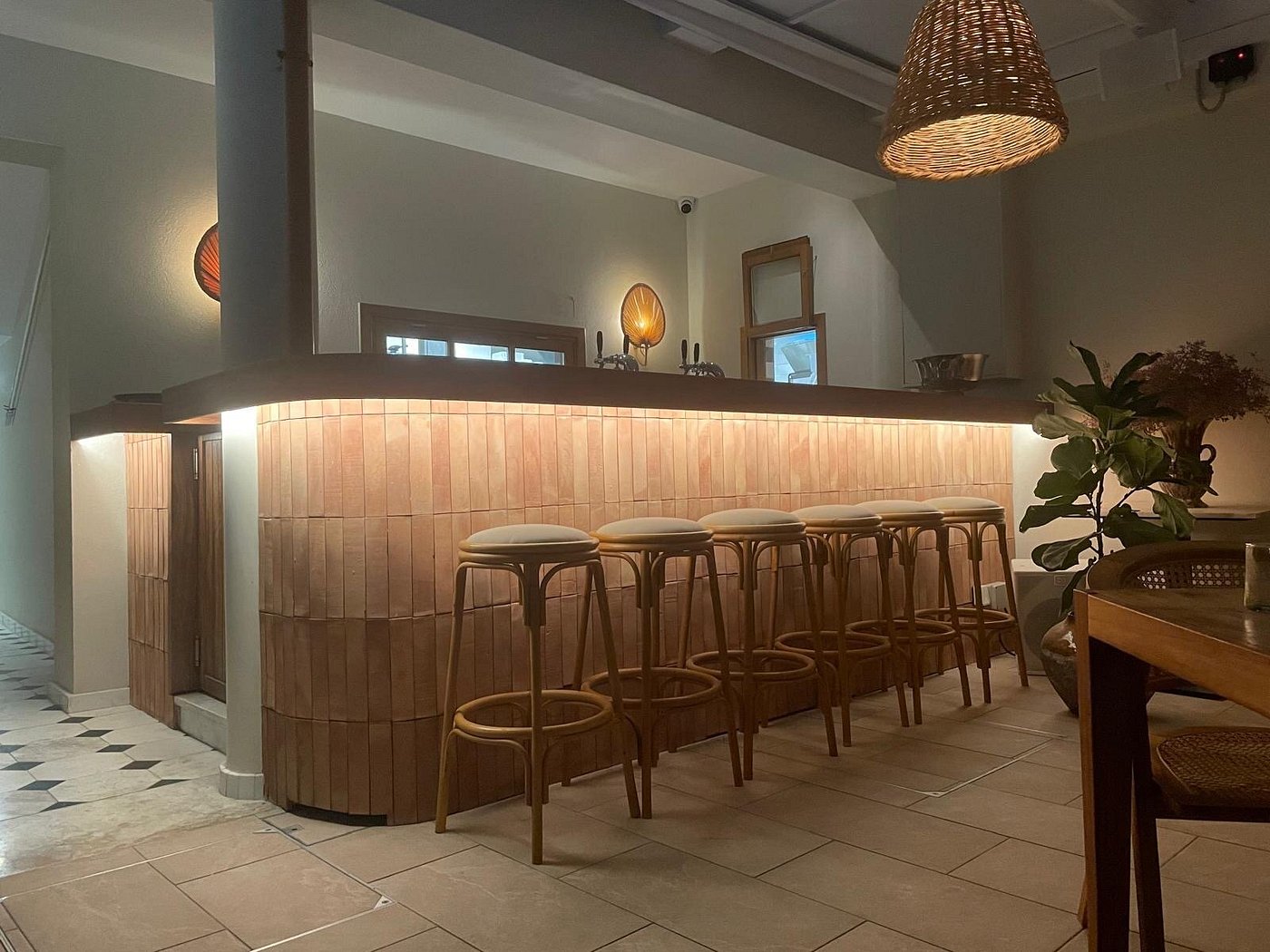 Agora Hotel (King Room) image 9