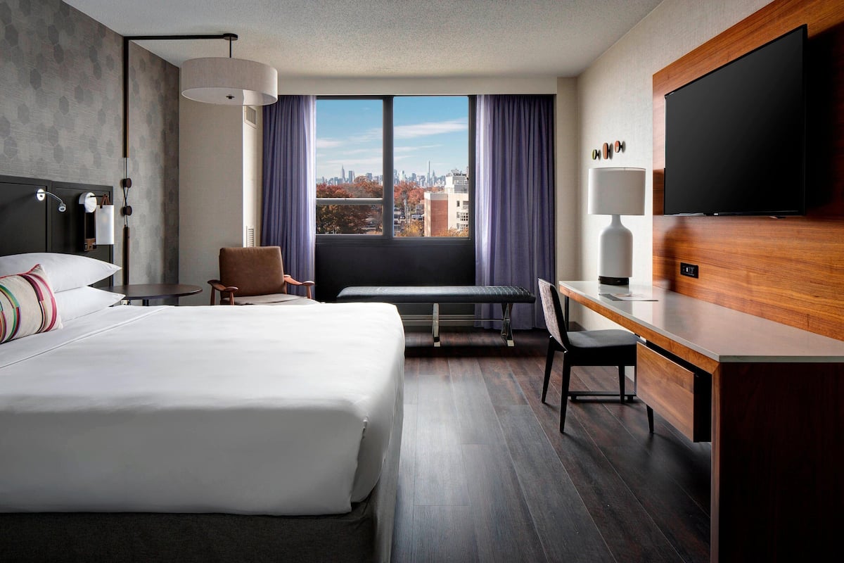 Room, 1 King Bed New York LaGuardia Airport Marrio image 1