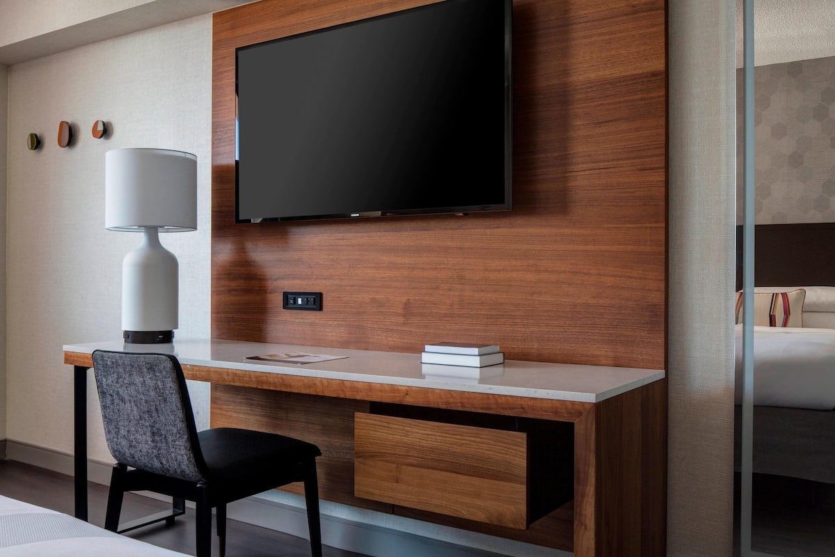 Room, 1 King Bed New York LaGuardia Airport Marrio image 2