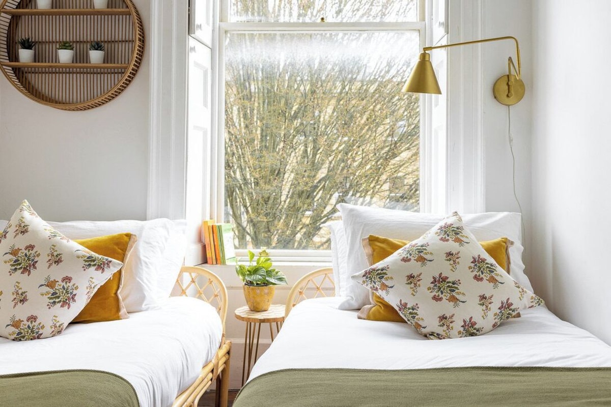Beautiful Georgian Apartment in the Centre of Bath image 1