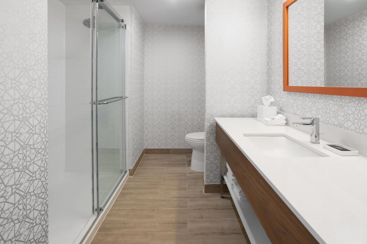 Standard Room, La Quinta Inn & Suites By Wyndham image 2