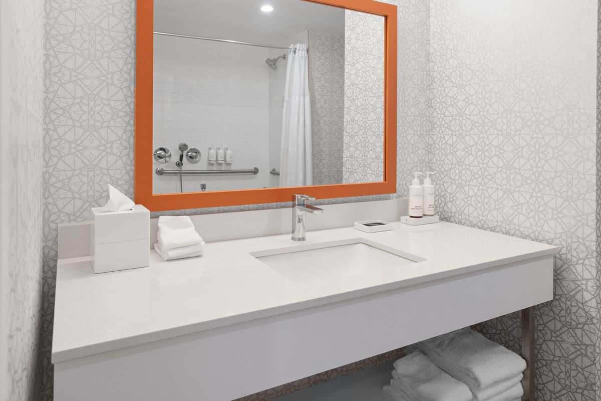 Standard Room, La Quinta Inn & Suites By Wyndham image 3
