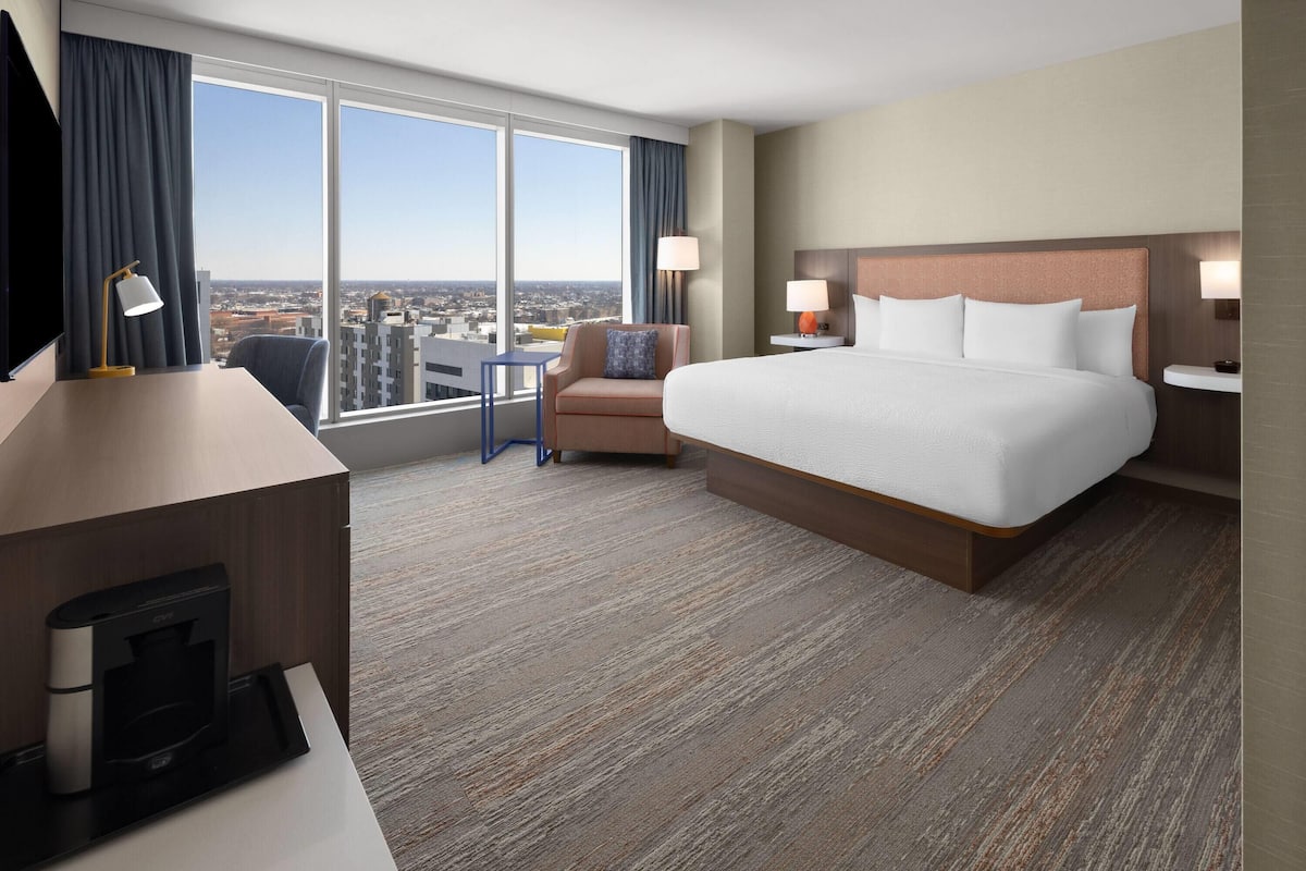 Standard Room, La Quinta Inn & Suites By Wyndham image 4