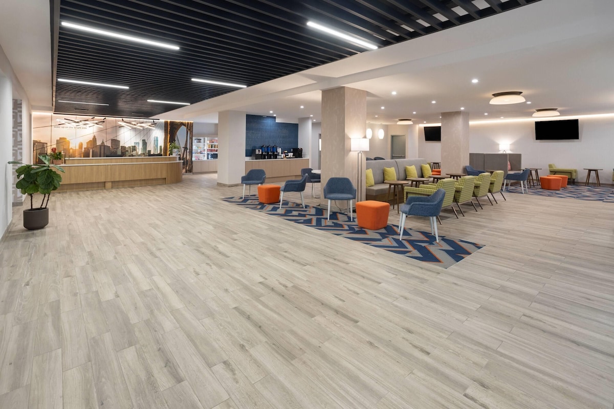 Standard Room, La Quinta Inn & Suites By Wyndham image 5