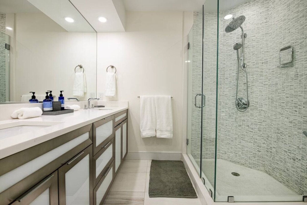 Luxurious & Spacious Townhome image 5