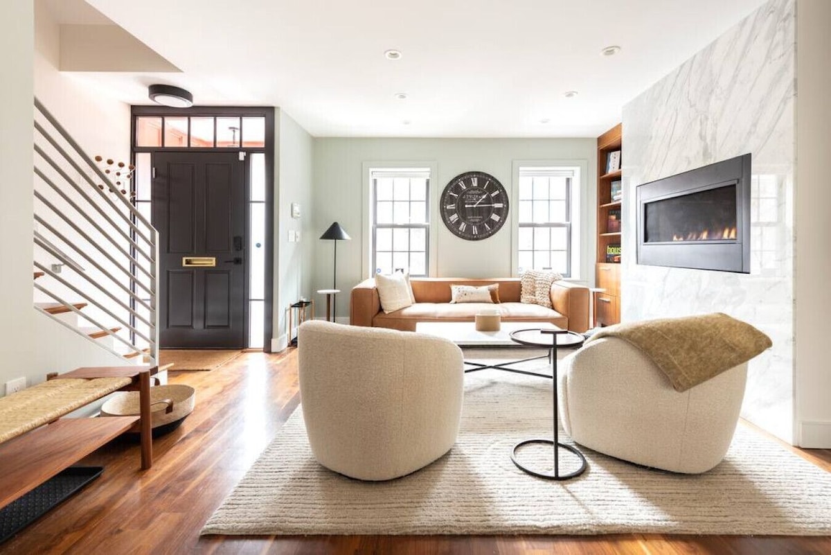 Luxurious & Spacious Townhome image 9