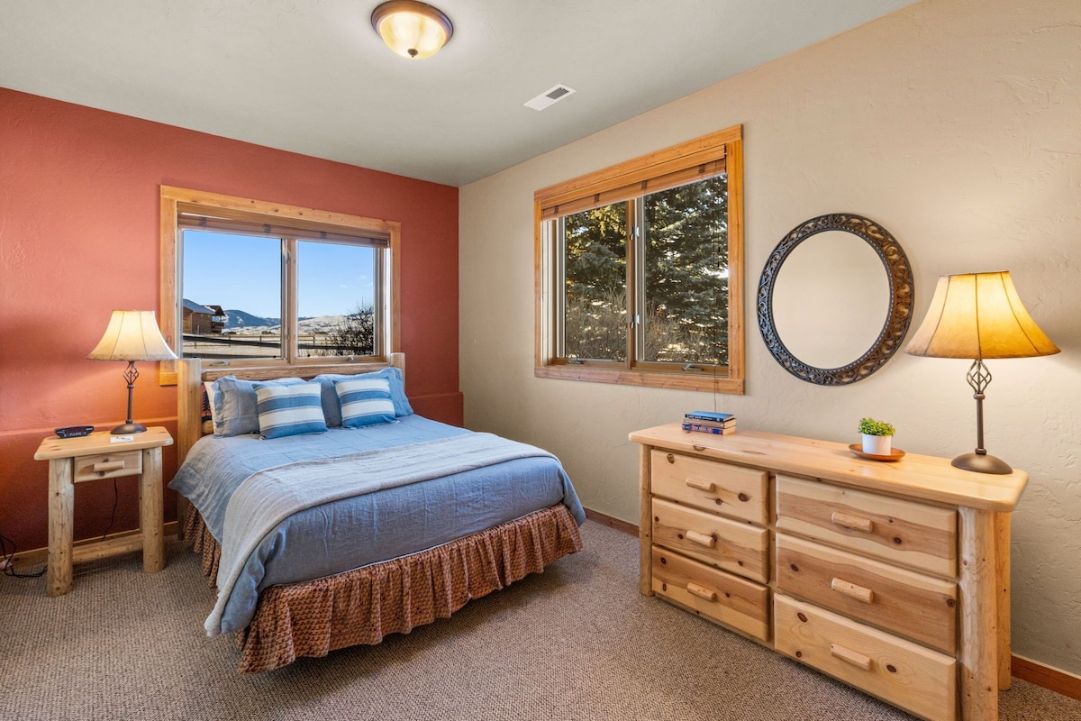 Yellowstone Log Chalet image 3