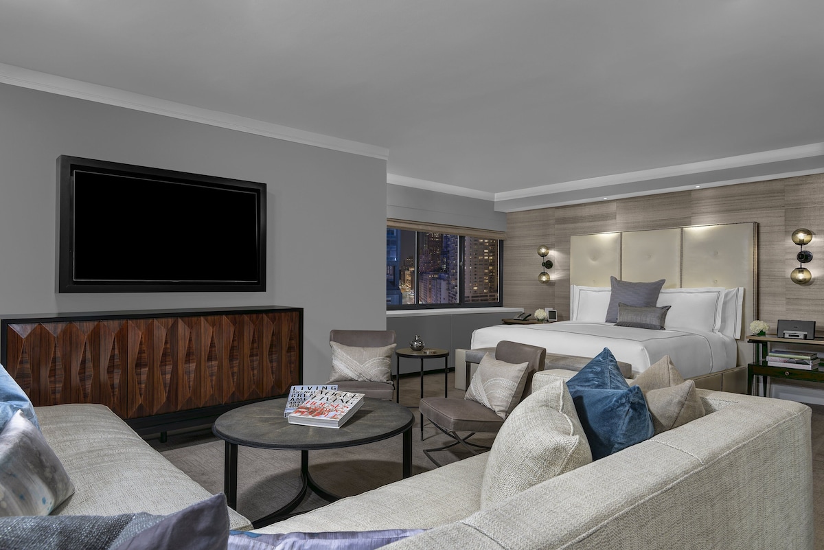 Standard Room, 1 King Bed, The Manhattan image 4