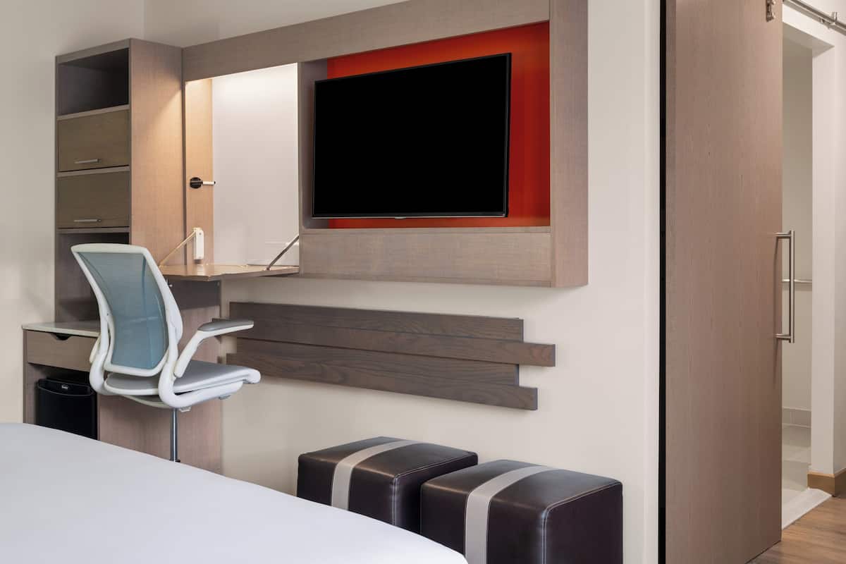Premium Room, 1 King Bed, EVEN Hotel Brooklyn image 3