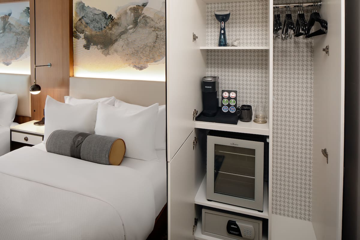 Premium Room, 1 King Bed Hotel Indigo - NYC image 7