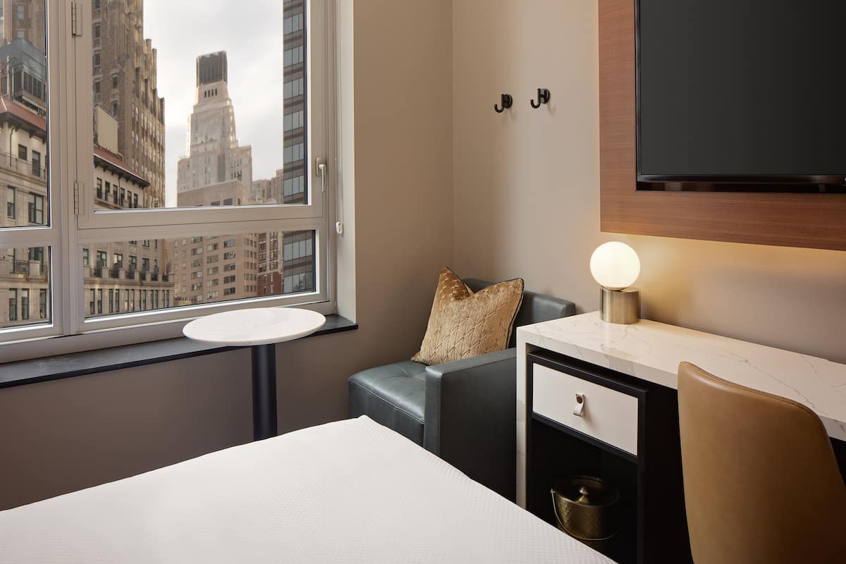 Premium Room, 1 King Bed Hotel Indigo - NYC image 8