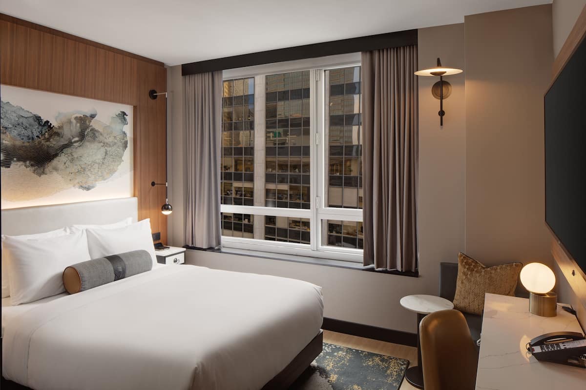 Premium Room, 1 King Bed Hotel Indigo - NYC image 9