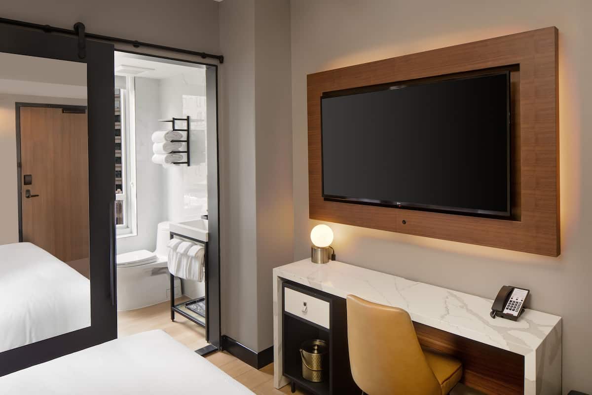 Premium Room, 1 King Bed Hotel Indigo - NYC image 10