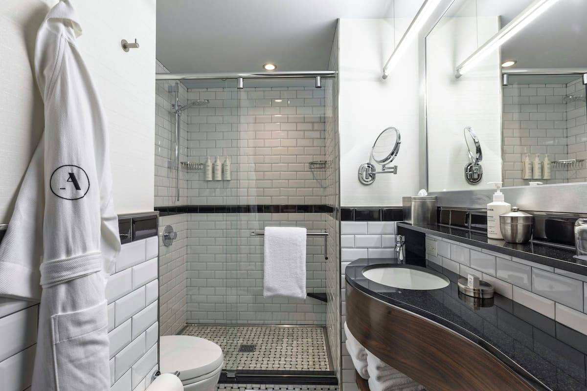 Classic King Guest Room Archer Hotel New York

 image 2