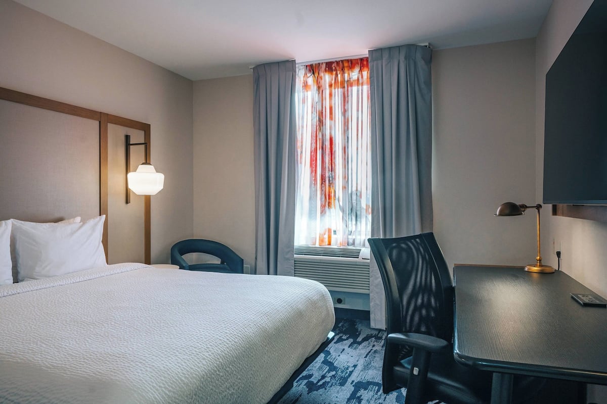 Room, 1 King Bed, Fairfield Inn by Marriott NY image 1